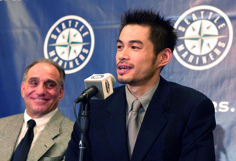 2000年11月30日、マリナーズ入団会見に臨んだイチロー　©JIJI PRESS