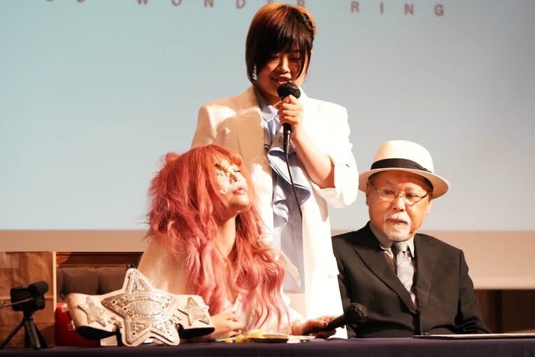 中野たむの挑発を受けて、ケーキを顔面に押し付けたMIRAI