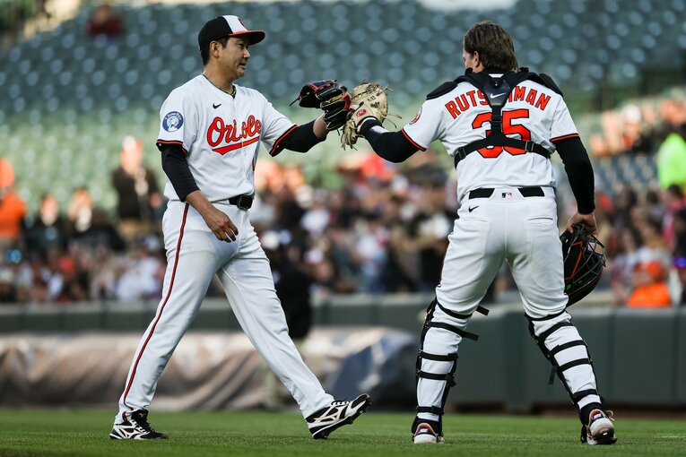 好投後、“新バディ”の捕手ラッチマンとグラブタッチ　©Getty Images