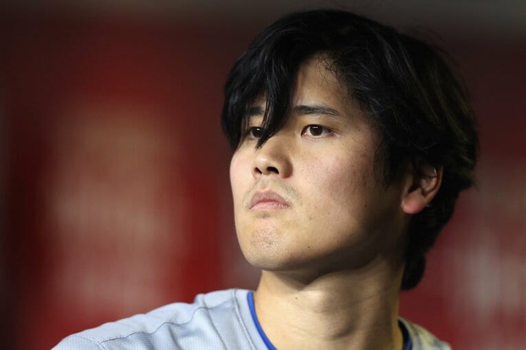 試合中の一コマ。前髪を垂らした大谷翔平　©Getty Images