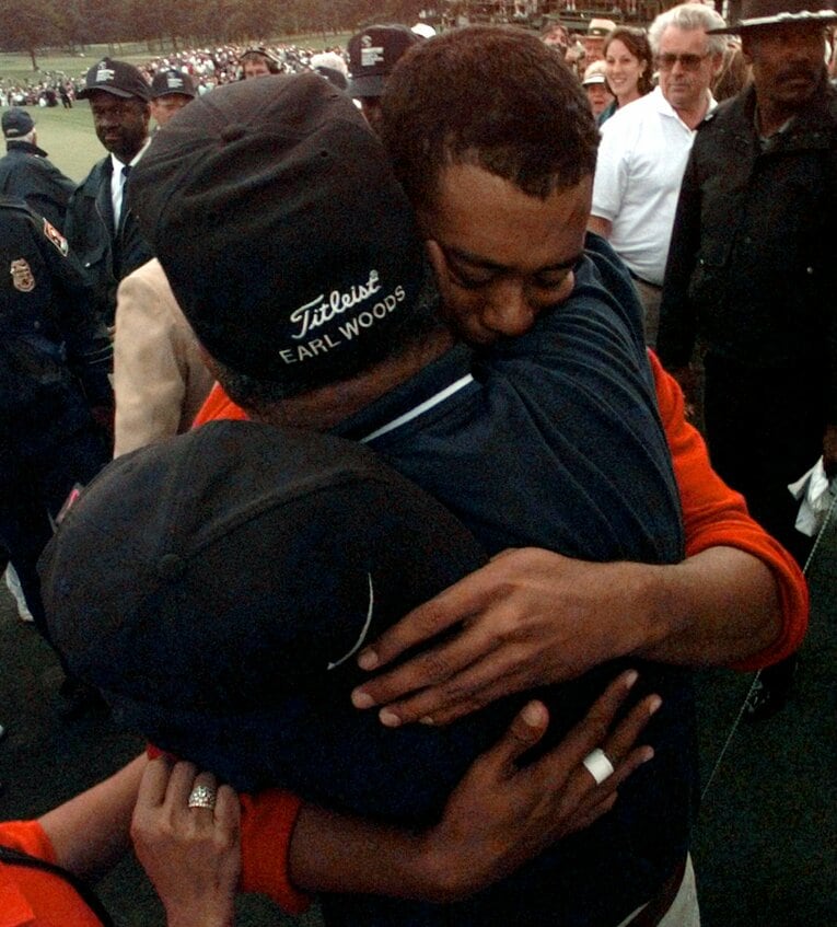 マスターズ史上最年少となる21歳3カ月で優勝したタイガー・ウッズ（1997年）。観衆をかき分け、父アールとハグした姿は名シーンの1つだ　©︎AP/AFLO