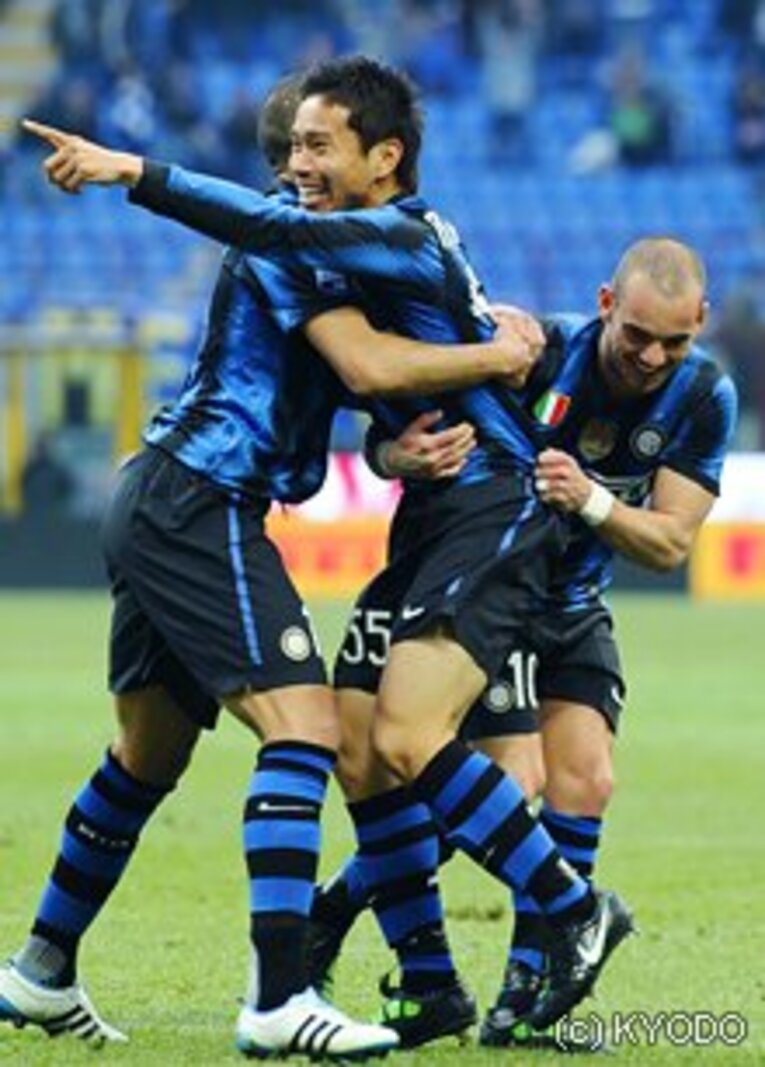 ジェノア戦でのゴール後、スナイデル（右）らに祝福される長友