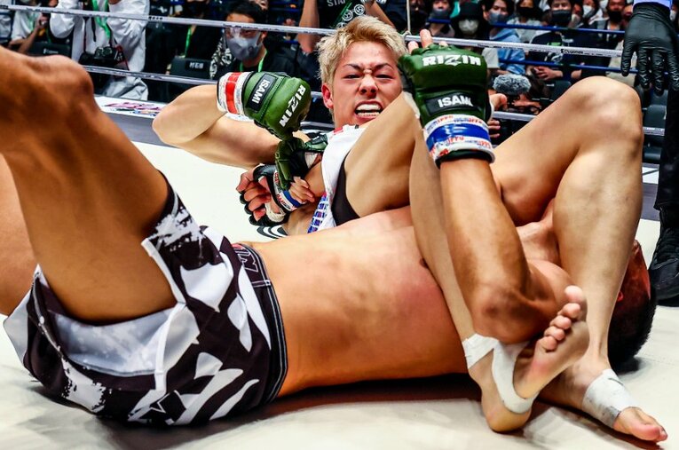 超RIZINの第1試合にて、タイのブンチュアイ・ポーンスーンヌーンに腕十字で勝利した三浦孝太 ／ photograph by RIZIN FF Susumu Nagao