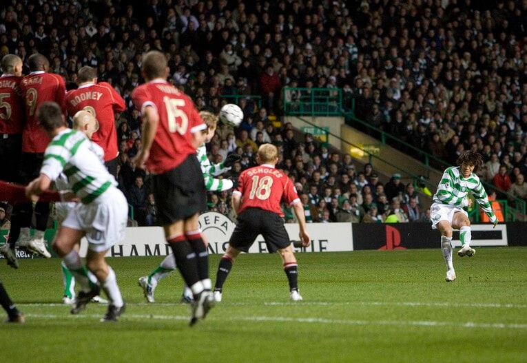 2006年11月21日、CLマンチェスター・ユナイテッド戦で見事なFKを決める中村俊輔　©︎Getty Images