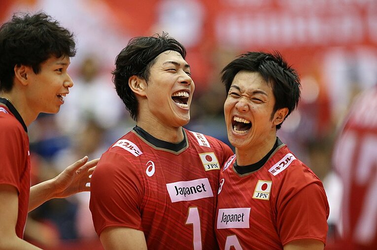 右膝の怪我を克服した清水邦広。右膝の手術を執刀した荒木大輔医師は、多くのバレーボール選手を復帰へと導いてきた。 ／ photograph by AFLO