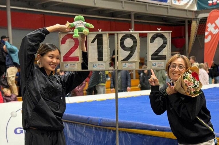 チェコで39年ぶりとなる1m92cmの室内日本最高記録をマークした女子走高跳の高橋渚（センコー）。右は醍醐奈緒美コーチ ／ photograph by センコー株式会社HPより