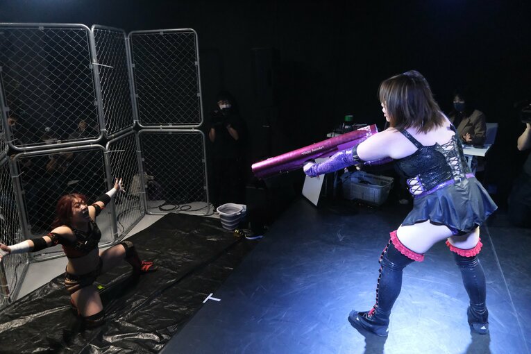 プレ旗揚げ戦での鈴季すずvs宮城もち。明るさのあるハードコア戦になった（クリックすると「この記事の写真」にとびます。流血等の過激な画像を含みますのでご注意ください）