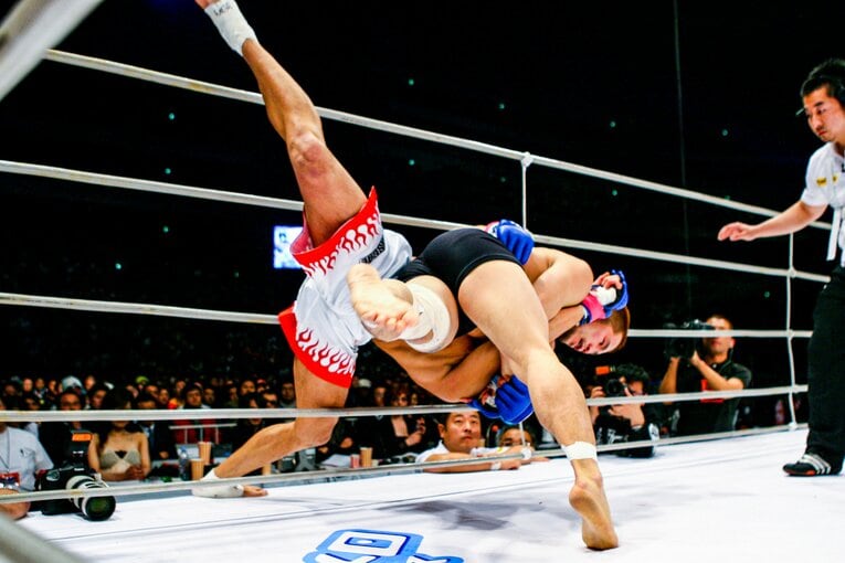 五味とマッハによるライト級GP決勝戦。マッハは試合直前に右膝を負傷していた