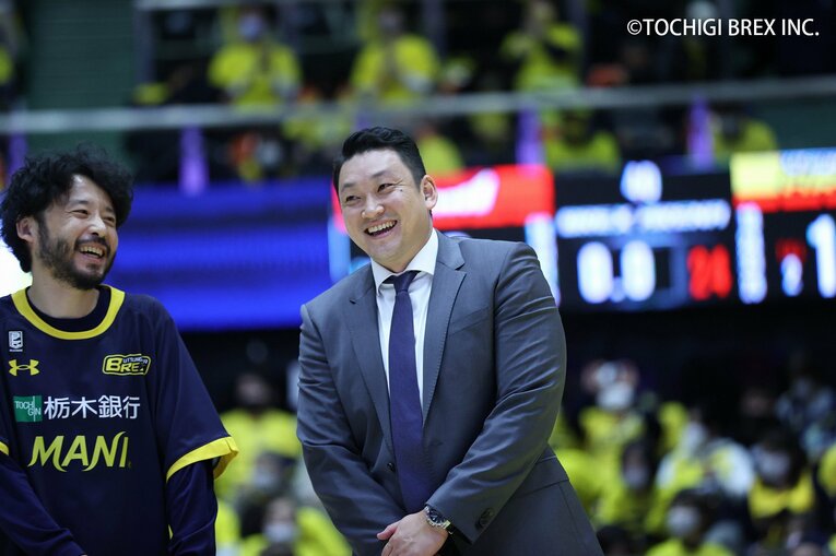 田臥勇太（左）と安齋HC