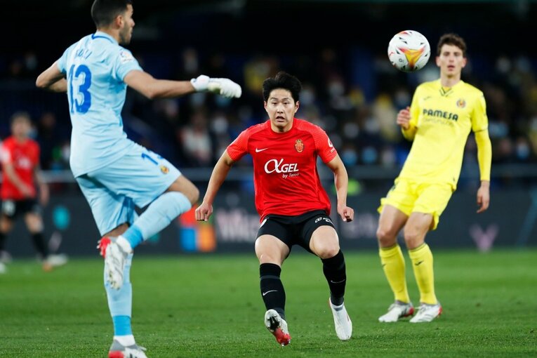 久保建英がエメリ戦術にハメられた？ “代表前の古巣ビジャレアル戦”撮影カメラマンが見た苦闘の要因〈少年ファンはユニをおねだり〉(42)