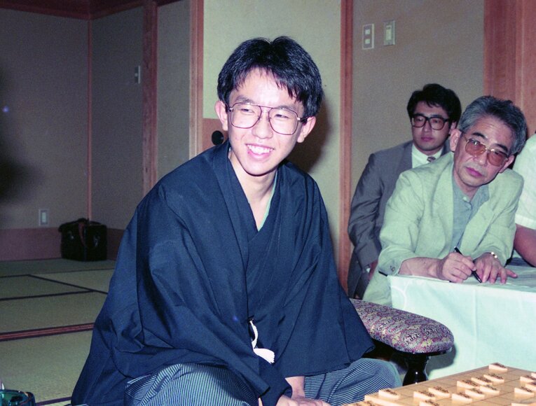 当時の最年少記録、18歳で棋聖のタイトルを獲得した際の屋敷九段　(C)Sankei Shimbun