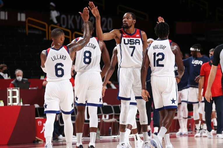 チェコ戦で25点を叩き出したケビン・デュラント（7／ブルックリン・ネッツ）ら、NBAの各チームでエース級のスコアラーが集まるアメリカ代表 ／ photograph by Getty Images