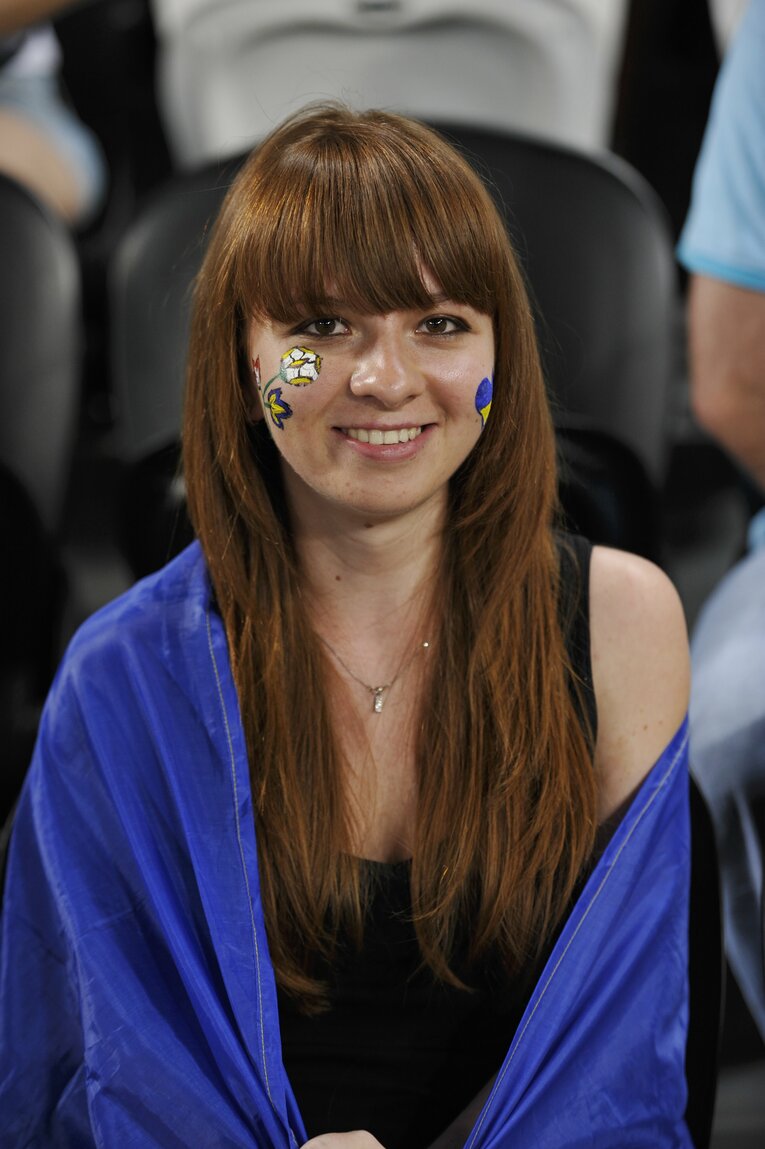 EUROにいた美しい女性サポーターの応援姿（50枚超）　©Sports Graphic Number