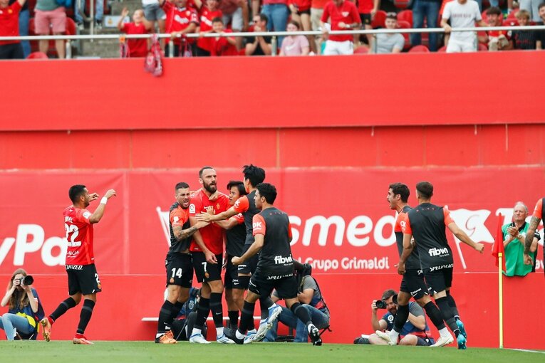 「クボ、ユニホームお願い」来季のレアル去就報道が出てもマジョルカで愛される久保建英…「残留か降格の最終節」で輝くか〈撮影者の視点〉(28)