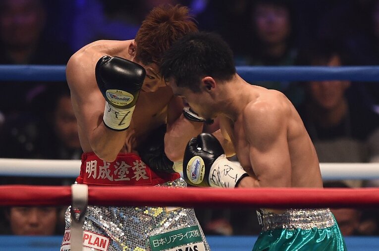 2016年12月30日のWBO世界スーパーフライ級タイトルマッチ。井上尚弥にボディを打ち込む元世界王者の河野公平さん ／ photograph by Getty Images