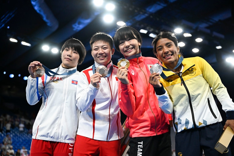 メダル獲得を喜ぶ選手たち　©Asami Enomoto/JMPA