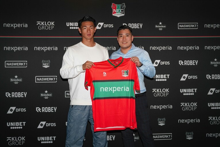 2024年8月、NECナイメヘンに加入した塩貝健人（前編参照）と龍後。19歳の塩貝は慶應大からオランダ1部へ異例のステップアップを遂げた
