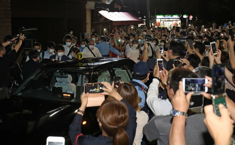 初戴冠の藤井をひと目見ようと関西将棋会館に集まった観衆　©JIJI PRESS