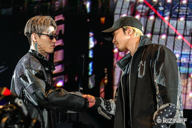 握手を交わす平本と朝倉　©RIZIN FF