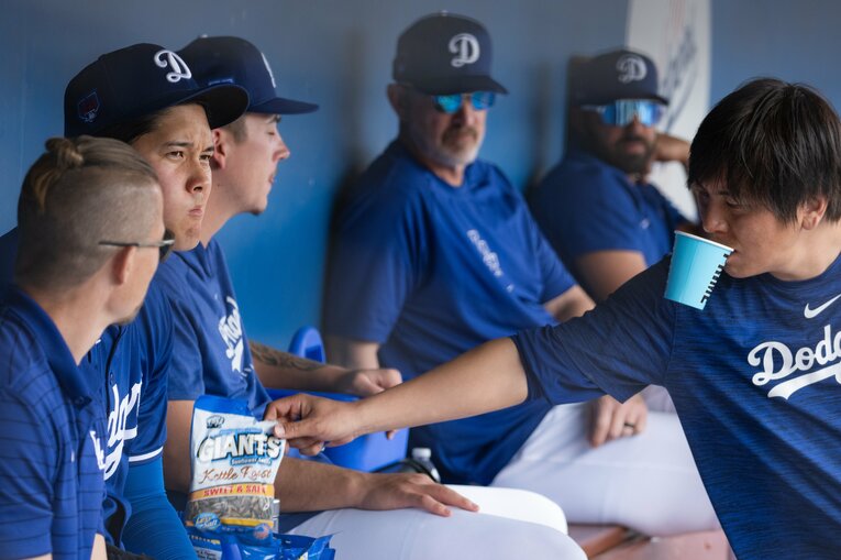 ひまわりの種を見つけた水原通訳　©Nanae Suzuki