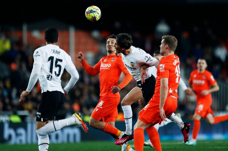 〈久保建英ソシエダ月間MVP〉敵地で憎まれるのは名が知れた証拠だが…「クボへの徹底マーク」と“1枚も撮れなかったシーン”とは(44)