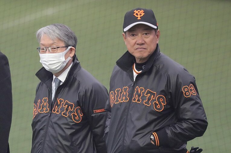 昨年の理事会で2021年に暫定的に指名打者制度を導入することを提案した巨人・山口寿一オーナー（左） ／ photograph by Sankei Shimbun