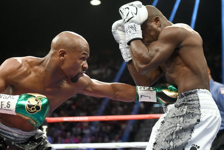 ベルトにボディストレートを打ち込むメイウェザー　©Naoki Fukuda