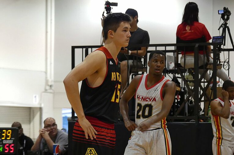 春から夏にかけて行われるAAU大会では、NCAAコーチ陣の目も光る中、アグレッシブなプレーを見せた。 ／ photograph by Yoko Miyaji / the Toews family