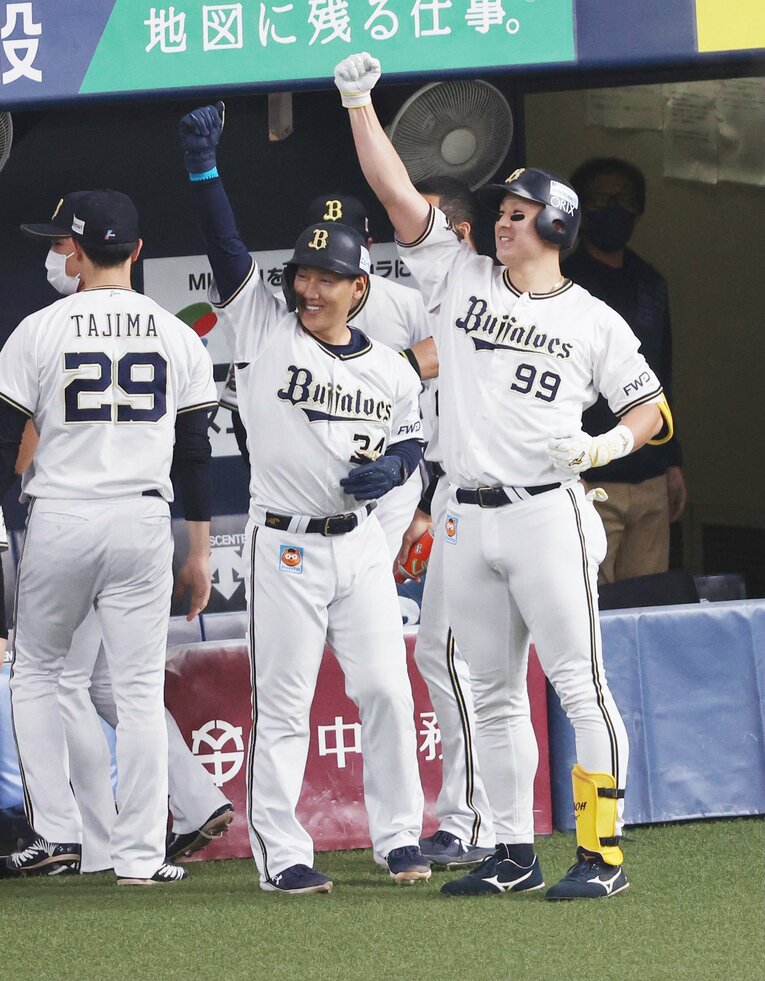 大学の後輩である吉田のメジャー移籍に興奮を隠せない様子だった杉本　©︎JIJI PRESS