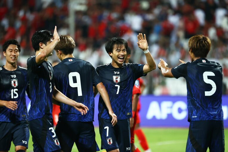 守田のゴールをアシストして笑顔　©JFA/AFLO