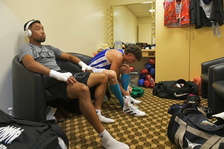 試合前の控室ではいつも音楽を聞いて集中する　©Kokou Sekine