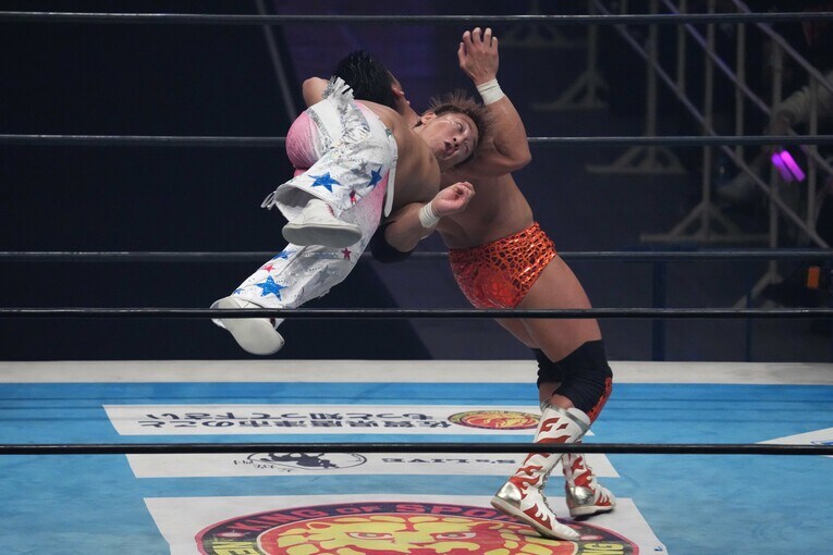 SANADAにネックブリーカーを放つ海野翔太。11月4日、エディオンアリーナ大阪　©Essei Hara