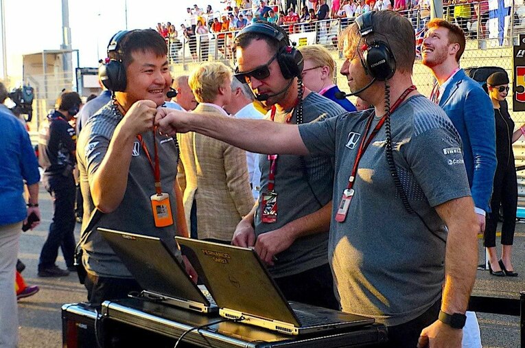 F1の現場で活躍していた頃の中野氏（左） ／ photograph by Masahiro Owari