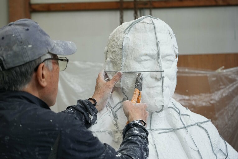 石膏が厚く塗られた猪木像の顔部分