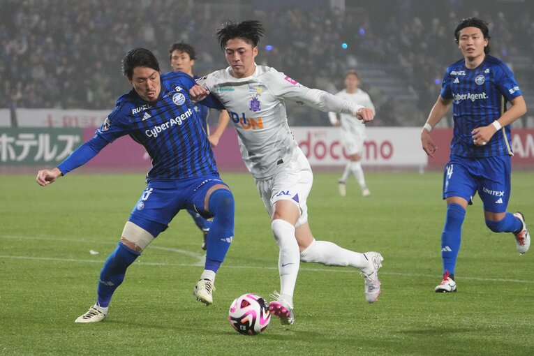 4月3日のJ1第6節、川村拓夢（現ザルツブルク）と昌子源のマッチアップ　©Masashi Hara