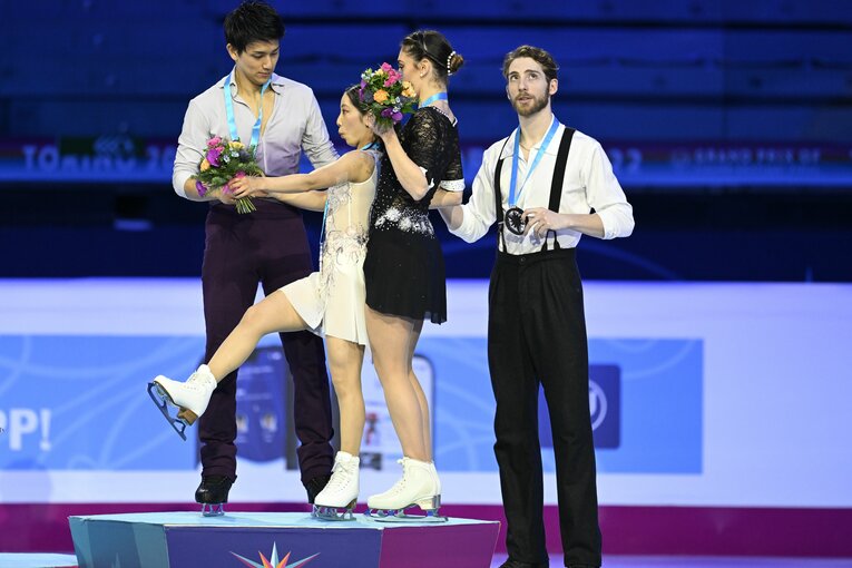 表彰台の上でおどける三浦　©Asami Enomoto