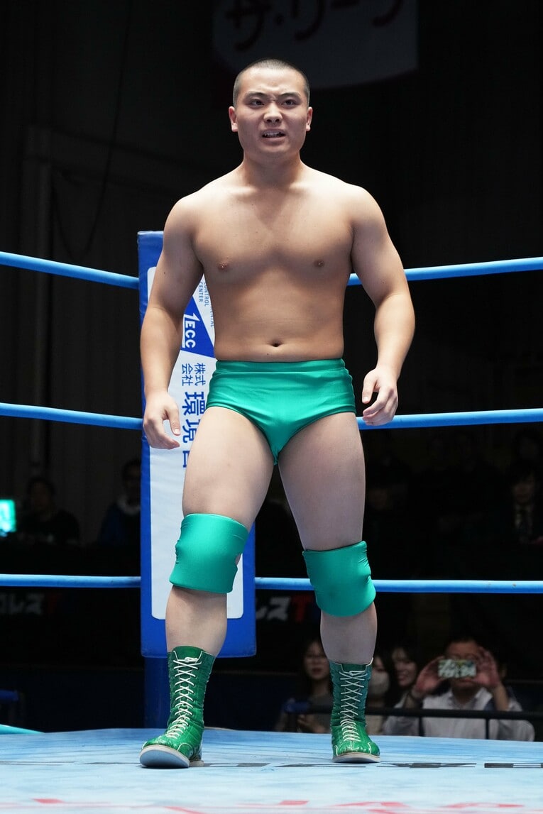 デビュー戦のリングに立った長尾一大心。2024年10月22日、後楽園ホール　©Essei Hara