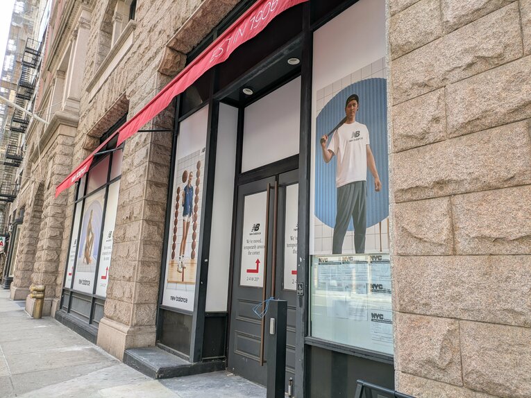 マンハッタンの５番街にあるニューバランスショップ　©Shoko Mizutsugi　