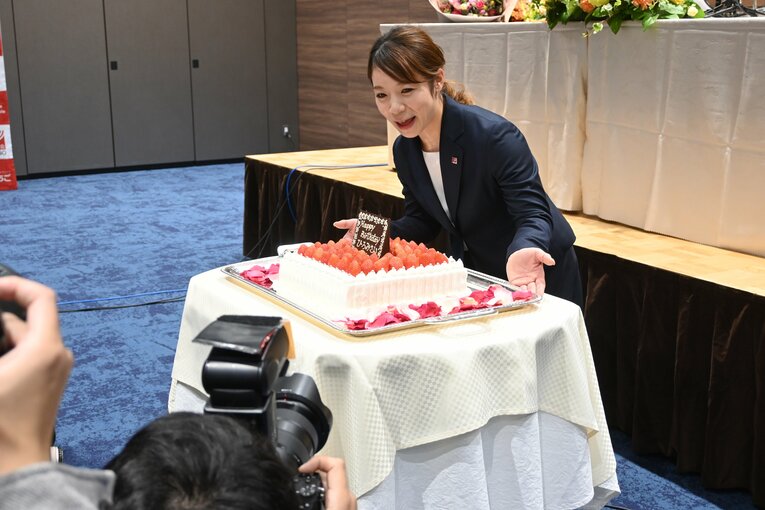 バースデーケーキを前に笑顔を見せる三宅 ©Yumiko Yanai