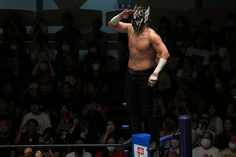 敬礼ポーズを決めるエル・デスペラード（クリックすると「この記事の写真」に飛びます。流血等の過激な写真を含みますのでご注意ください）