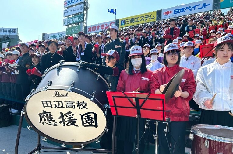 星稜に善戦した21世紀枠の田辺。アルプスから聞こえた応援曲「田辺が大将！」とは？ ／ photograph by Yukiko Umetsu