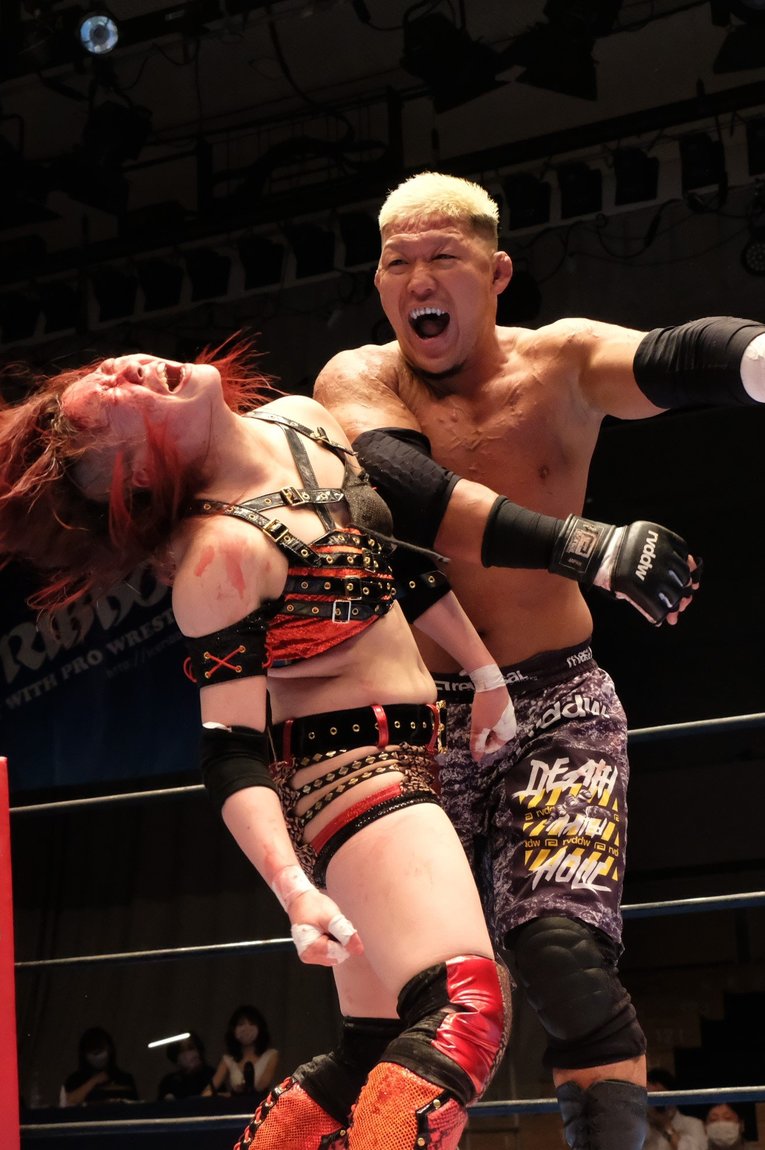 「いつか、傷だらけの背中でウェディングドレスを」 18歳の女子レスラー・鈴季すずが大流血を「嬉しい」と語る理由(15)