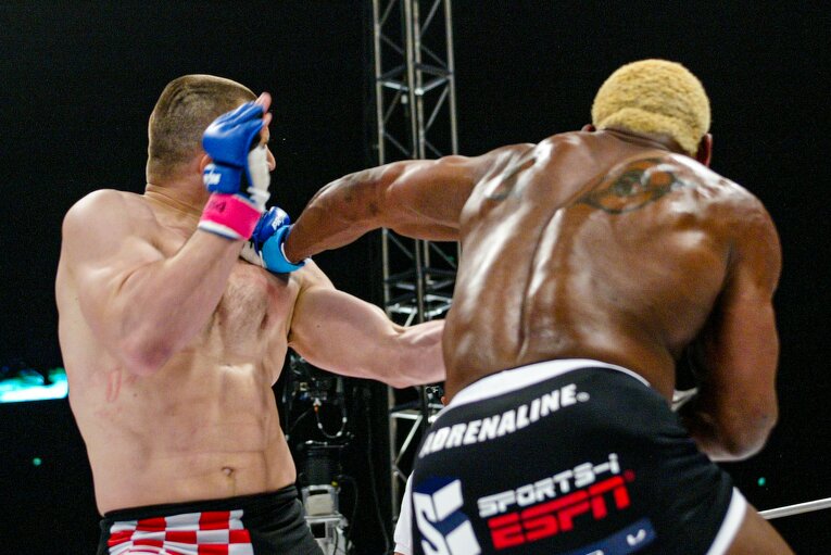 ランデルマンの左フックがミルコのアゴをとらえた瞬間　©Susumu Nagao