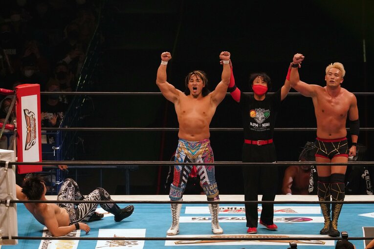 立ち上がれない清宮を横目に、勝ち名乗りをあげる棚橋弘至とオカダ