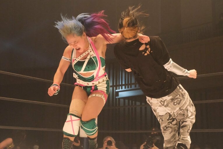 復帰初戦からアグレッシブな闘いを見せ、3カウントを奪った飯田　©Norihiro Hashimoto