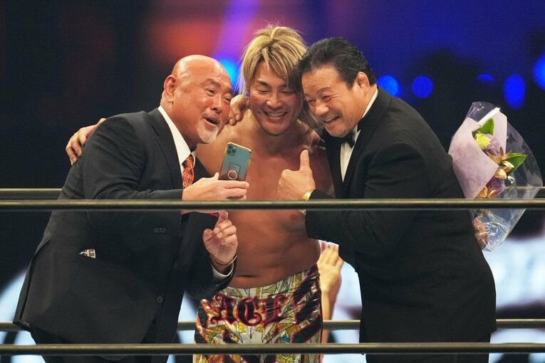 武藤敬司のセルフィーに笑顔の棚橋弘至と藤波辰爾　©Essei Hara