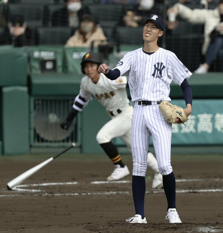 春のセンバツで具志川商を相手に登板した八戸西・福島蓮。チームは3-8で敗れた　©KYODO