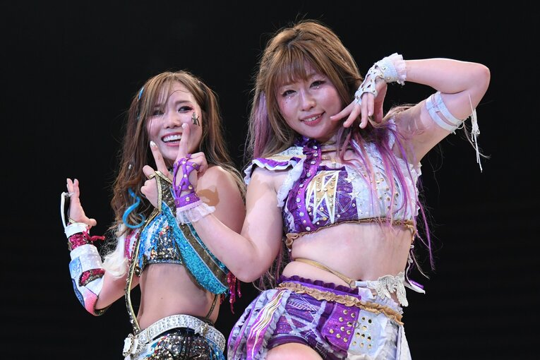 試合後のKAIRIと中野たむ。どちらも辛酸を嘗めながら成長し、唯一無二のポジションを確立した