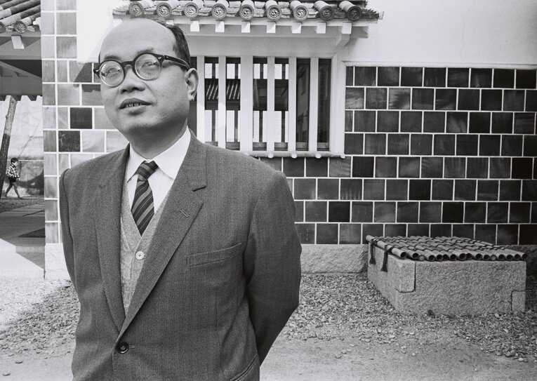 1965年、生まれ故郷の倉敷市を散策する大山康晴　©BUNGEISHUNJU