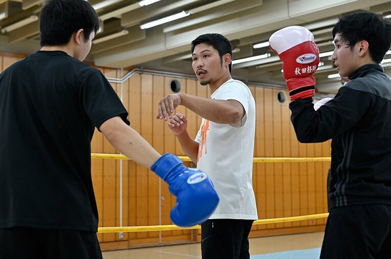 やわらかい表情の中に、瞬間的にファイターの顔が出る。三浦隆司はボクサーの佇まいを残していた。 ／ photograph by Takashi Shimizu